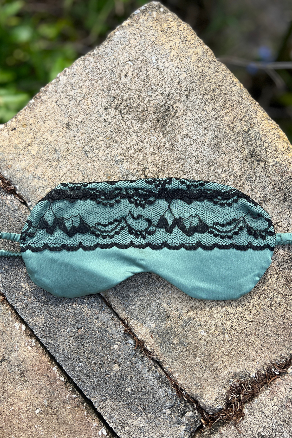 Sleep satin mask with lace