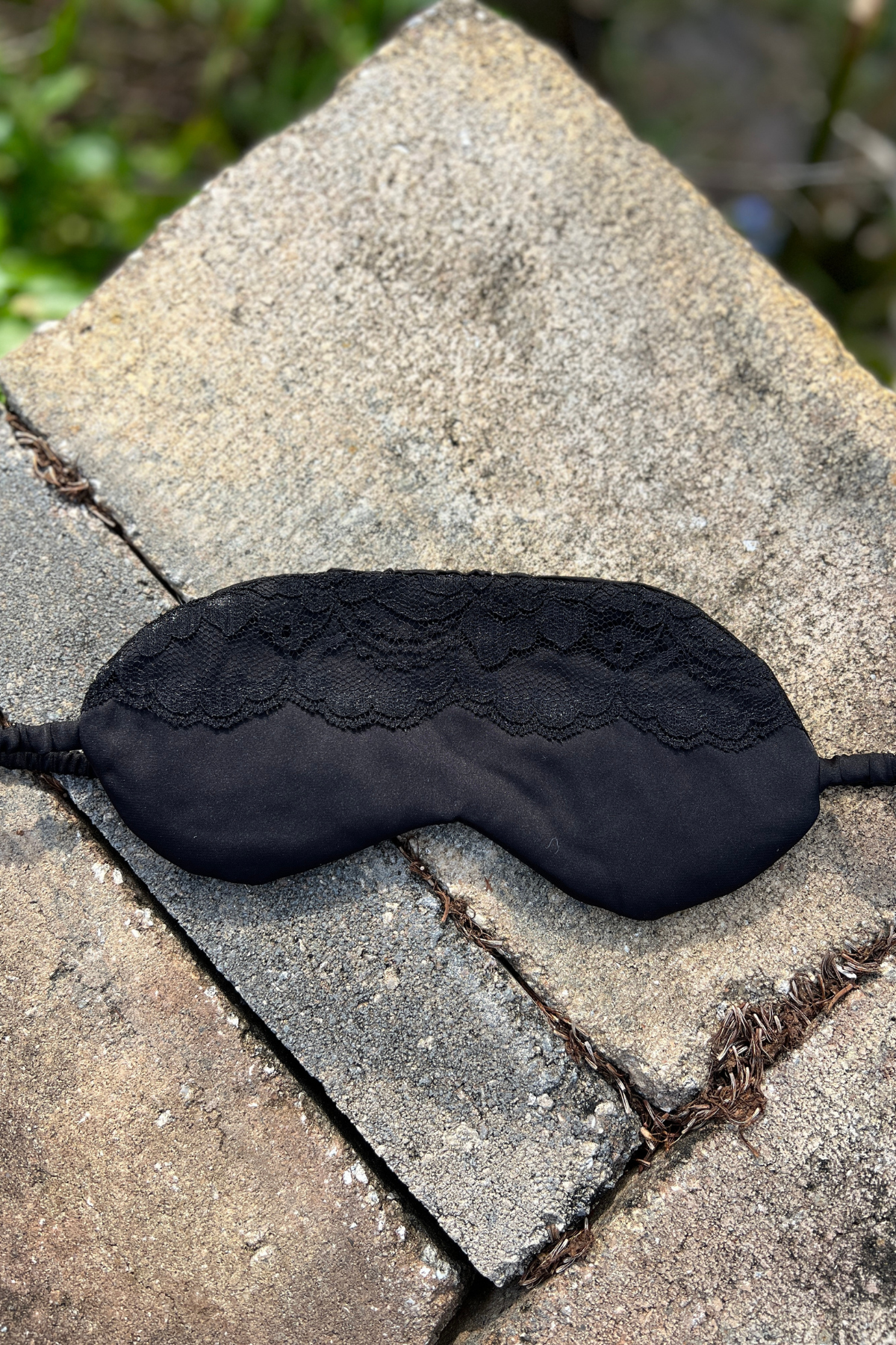 Sleep satin mask with lace
